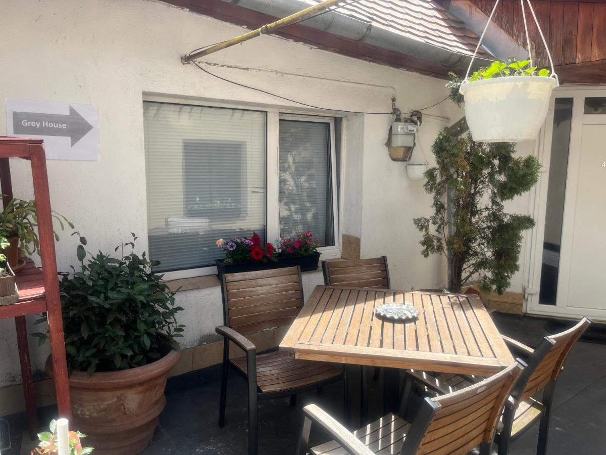 Grey House Apartment Brasov Bagian luar foto